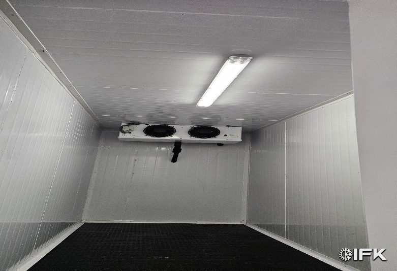 Interior de cámara con evaporador e iluminación estanca.