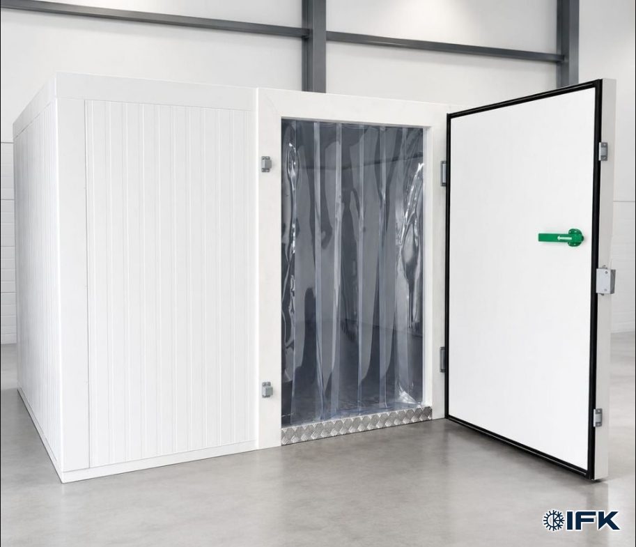 Cámara frigorífica modular, con puerta y cortina de bandas.